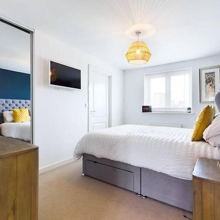 Chic City Centre Apartment With Allocated Parking Суонзи Екстериор снимка