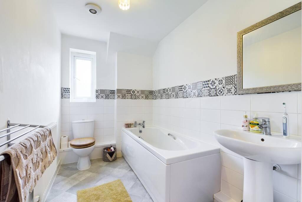 Chic City Centre Apartment With Allocated Parking Суонзи Екстериор снимка