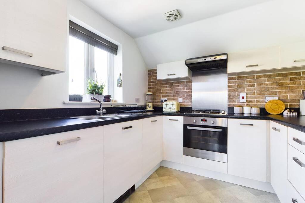 Chic City Centre Apartment With Allocated Parking Суонзи Екстериор снимка