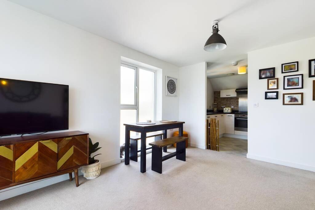 Chic City Centre Apartment With Allocated Parking Суонзи Екстериор снимка
